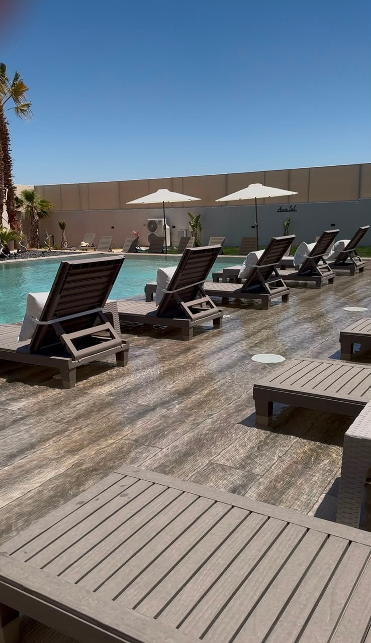 Women relaxing at Aura Sol